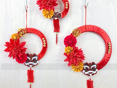 Vòng treo cửa Tết Hoa Cúc Râu ruy băng Đỏ Đầu Lân [Nhẹ - 3 Size] ĐK 16 - 30cm VTC-T-49